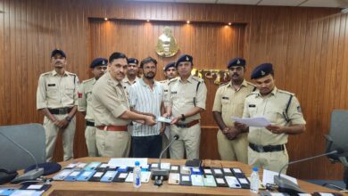 बड़वानी पुलिस ने मोबाइल गुम आवेदकों को दिया दीवाली का उपहार, साइबर टीम ने खोजे 18 लाख के 116 गुम मोबाइल, लौटाए 8 04d0f2c1 42f1 4a6e 885c 8a50024f9dea