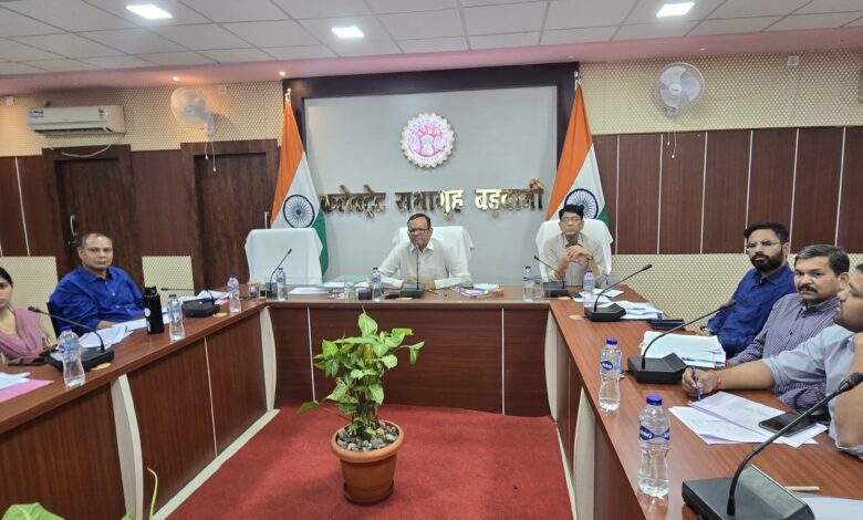 बड़वानी; पटाखों का संग्रहण विक्रेताओं द्वारा किया जाये शहर से दूर-कलेक्टर डॉ. राहुल फटिंग 1 07 1