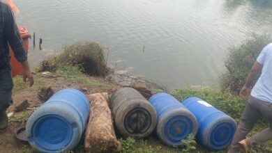 बड़वानी। नर्मदा किनारे लाखों की महुआ लहान नष्ट, शराब जब्त, 4 गिरपफ्तार, ऑपरेशन प्रहार के तहत बड़वानी पुलिस का शराब माफियाओं पर कड़ा प्रहार 3 62fea5d4 0bcf 4c5c a279 4b22c7d42d3d