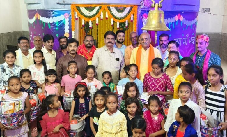 नौ दिनी गरबा उत्सव में गरबा करने वाली 101 कन्याओं का पादपूजन 1 IMG 20241014 WA0046