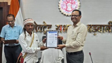 बड़वानी। जिले के पारंपरिक सामुदायिक स्वास्थ्य सेवा प्रदाताओं को कलेक्टर द्वारा प्रमाणपत्र प्रदान किये गए 4 07