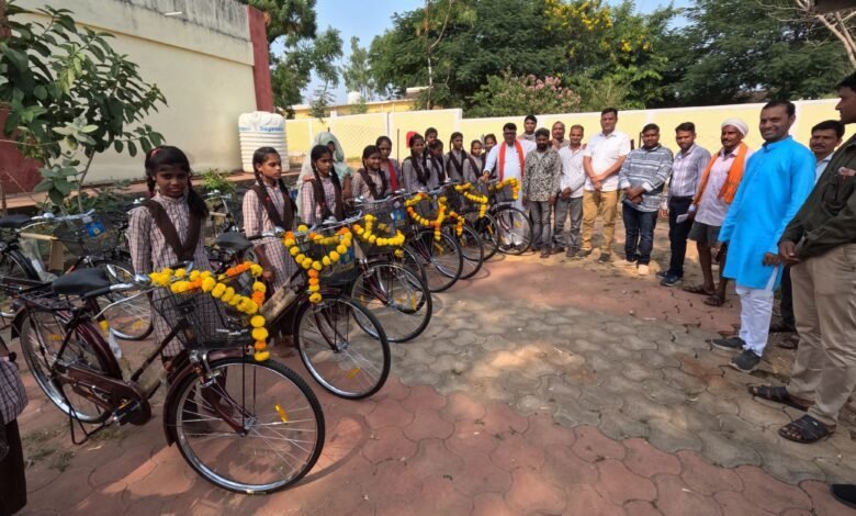 साइकिल मिलने से बच्चों को स्कूल आने में होगी सुविधार- मंत्री चौहान 1 IMG 20241116 WA0123