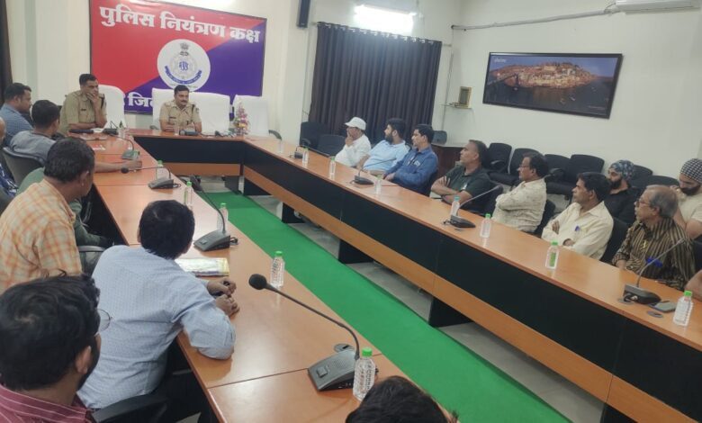 तीसरी आँख से रखेंगे शहर पर नजर, सीसीटीवी कैमरा लगाने के लिए प्रमुख प्रतिष्ठानों, सराफा एवं होटल के संचालकों के साथ पुलिस कंट्रोल रूम में ली गई बैठक 1 IMG 20241117 WA0024