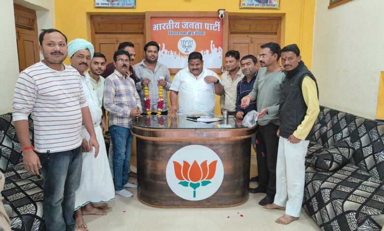 सेंधवा; महाराष्ट्र में भाजपा की जीत पर भाजपा कार्यकर्ताओं ने मनाया जश्न, एक दूसरे को मिठाई खिला कर बधाई दी 1 IMG 20241123 WA0072