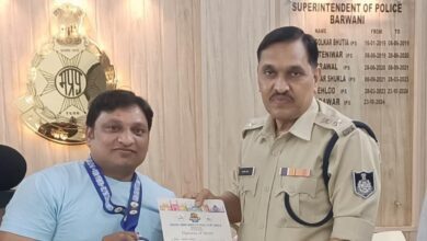 बड़वानी। एशिया कप पंजा कुश्ती में सिल्वर मेडल विजेता मनोज पटेल को एस पी ने दी बधाई 9 c12062b7 94ef 4418 bdfb 4879942b6fc1