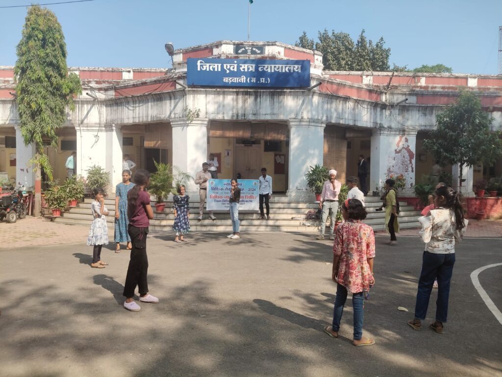 बड़वानी; न्यायोत्सव विधिक सेवा सप्ताह अंतर्गत जिला न्यायालय परिसर बड़वानी में किया गया नुक्कड नाटक 2 f7be106d bfe1 4ca3 834b f1ce1836a975