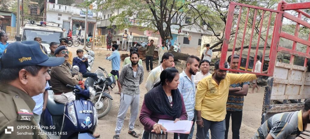 सेंधवा में कार्रवाई से हड़कंप; रहवासी क्षेत्र में घर को बनाया रसोई गैस सिलेंडर का गोडाउन, प्रशासन ने 62 सिलेंडर जब्त किए 2 06a0a8e4 77a6 44b6 84f0 72e296e9134e