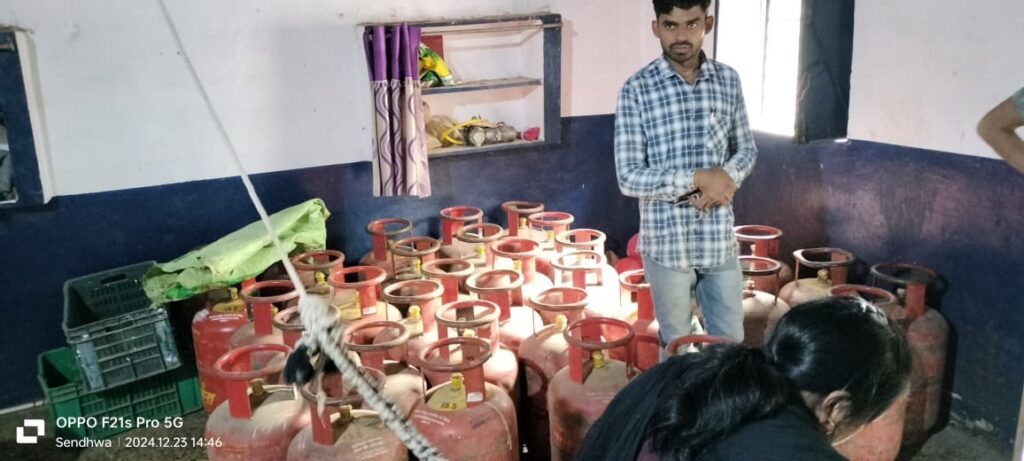 सेंधवा में कार्रवाई से हड़कंप; रहवासी क्षेत्र में घर को बनाया रसोई गैस सिलेंडर का गोडाउन, प्रशासन ने 62 सिलेंडर जब्त किए 3 624307b8 b276 4b5c a3f9 878a964d2c7d