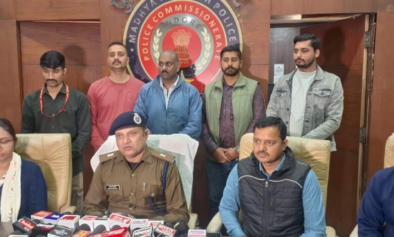ऑनलाइन गेमिंग वेबसाइट के माध्यम से लोगों के साथ फ्रॉड करने वाली मंदसौर की गैंग के 08 आरोपी, क्राईम ब्रांच इंदौर पुलिस की कार्यवाही में गिरफ्तार। 1 IMG 20241215 WA0004