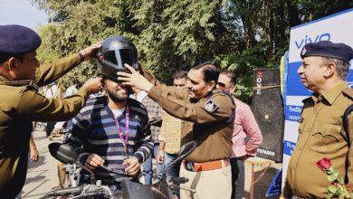 बाइक चालकों को हुआ निःशुल्क हेलेमेट का वितरण, एसपी डावर ने पहनाए हेलमेट 19 c3b115bd 36e9 4fae 8826 74528a820ddb