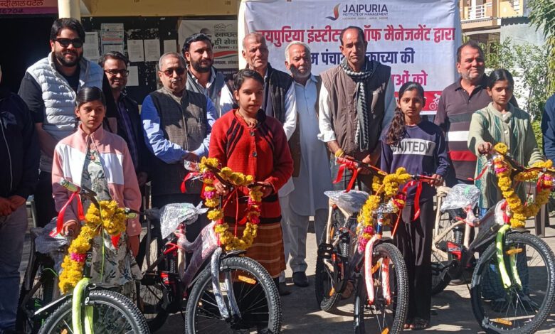जयपुरिया कॉलेज द्वारा डकाच्या गॉव के शासकीय स्कूल में हुआ साइकिल वितरण। 1 1736146892017