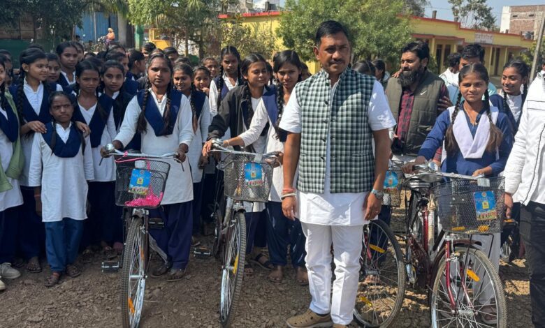 सेंधवा। जुलाई में मिलने वाली साइकिलें, जनवरी में मिली, विधायक मोंटू सोलंकी बोले- गरीब आदिवासी बच्चों के साथ भेदभाव हो रहा है 1 35d58655 829a 4fd0 a6b8 38b697e08042