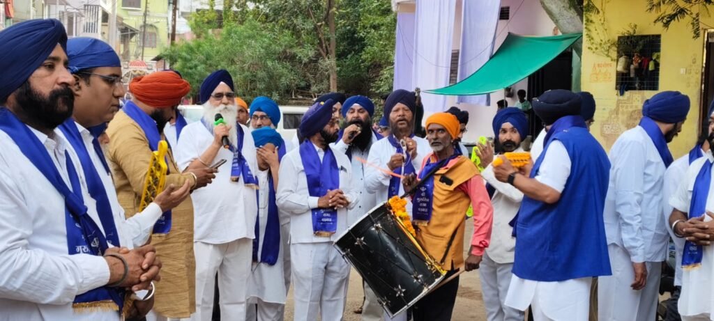 बड़वाह। गुरु गोविंद सिंह जी के प्रकाश पर्व के तहत निकला विशाल नगर कीर्तन... 3 IMG 20250105 WA0024