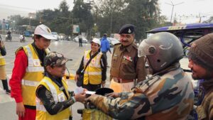गलती की तो सम्भालना पड़ा यातायात। कहा अब गलती नही करेंगे, नियम से चलेंगे 2 IMG 20250115 WA0058