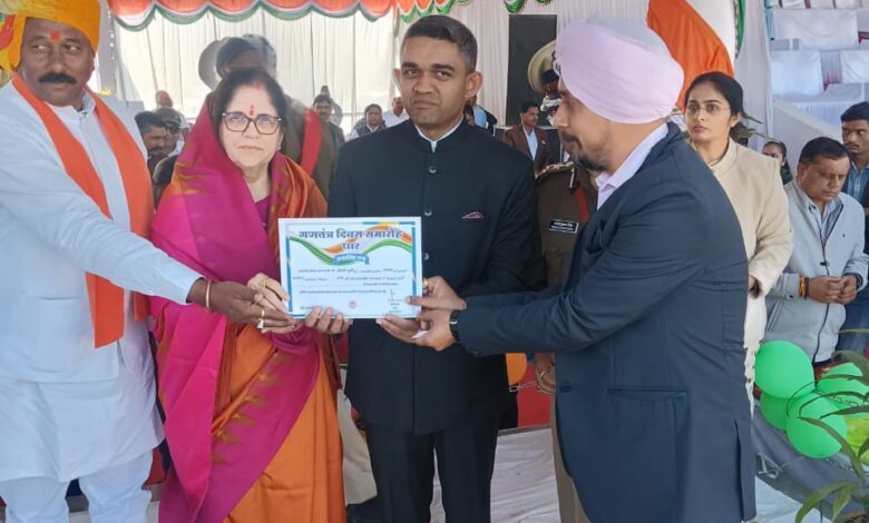 डॉ चमन दीप सिंह अरोरा सीएम हेल्पलाइन के किए उत्कृष्ट प्रशस्ति पत्र प्रदाय 1 WhatsApp Image 2025 01 29 at 10.54.36 AM