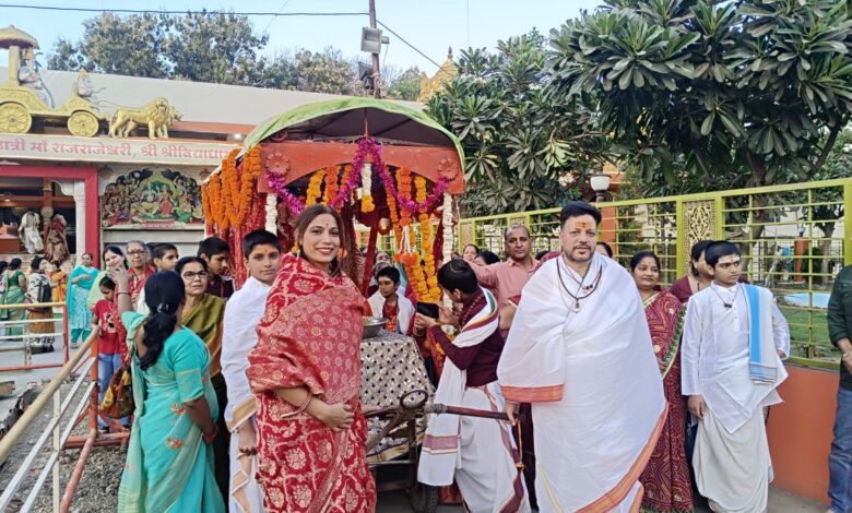 मां ललिता पराम्बा निकली अपने भक्तों को दर्शन देने, जगह-जगह रथ पर हुई पुष्प वर्षा 1 IMG 20250205 WA0141