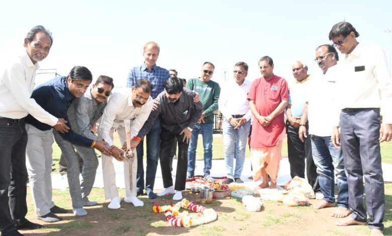 पूर्व मंत्री प्रकाश सोनकर एवं सुरेश एरन स्मृति मै 30 वी अखिल भारतीय गोल्ड कप फुटबॉल स्पर्धा का आयोजन 23 फरवरी से 9 मार्च तक 1 WhatsApp Image 2025 02 21 at 14.05.56