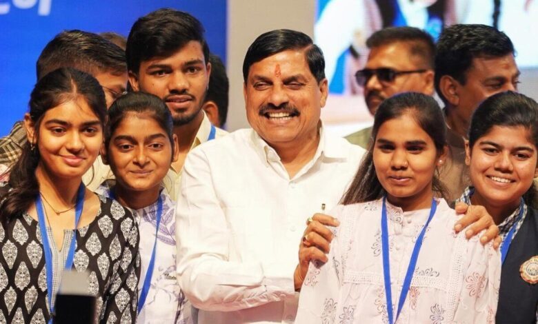 सीएम डॉ. मोहन यादव ने 89,710 विद्यार्थियों के खाते में 25 हजार रुपए की लैपटॉप की राशि ट्रांसफर की, कहा सदुपयोग करे 1 dd