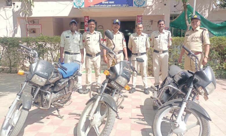 सेंधवा से चोरी तीन बाइक को जब्त किया, एक आरोपी सहित एक नाबालिग गिरफ्तार 1 5f04b2fc 5e9e 4ebc a653 c4390ce851ee
