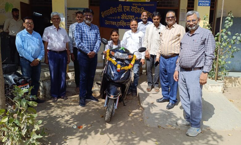 सेंधवा। सीएम राइज स्कूल की छात्रा को मिली स्कूटी 1 881c5d9a ad45 4dfe ac97 437ee45dfa09