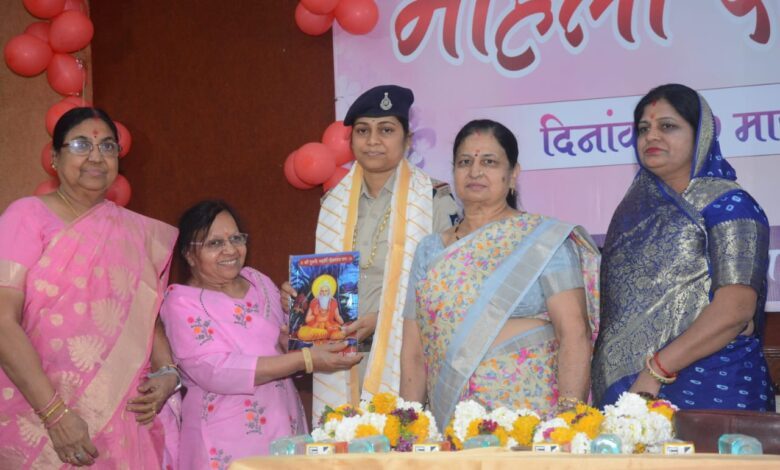 संस्कार की पहली पाठशाला परिवार - माया त्रिवेदी लड़कियों को डिसीजन मेकर बनाइए - तृप्ति व्यास स्टेटस पर कोई भी पोस्ट सोच-समझकर शेयर करें - अंजू पटेल 1 Mahila Diwas 19