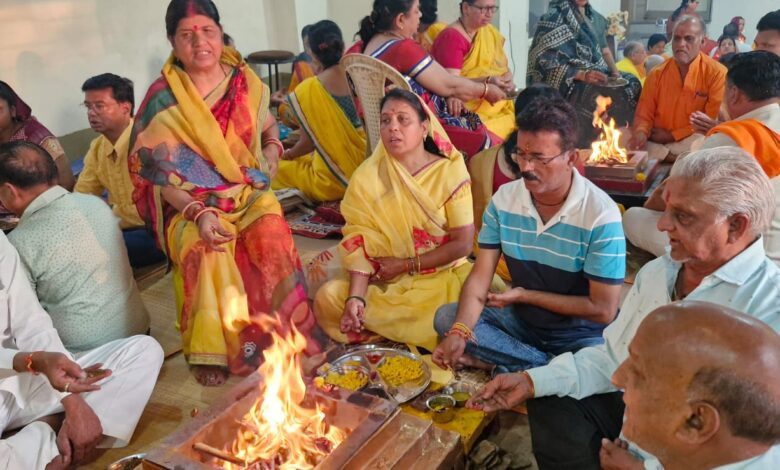 सेंधवा। नवरात्रि के चतुर्थ दिवस चतुर्थी पर अग्रवाल व ब्राह्मण समाज ने डाली यज्ञ में आहुति 1 5848e742 d3b2 419a b486 fcaa2f4676c3