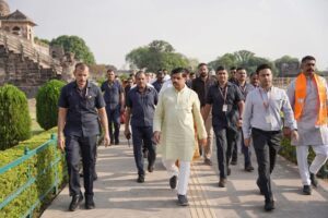 बदनावर पहुंचे केंद्रीय मंत्री नितिन गडकरी व मुख्यमंत्री मोहन यादव मंच पर हो रहा स्वागत एमपी में बनेंगी फोरलेन सड़कें, फ्लाईओवर और अंडरपास, ढाई घंटे की दूरी महज एक घंटे में होगी पूरी।  3 FB IMG 1744270242185