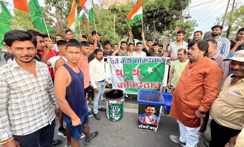 पाकिस्तान व वाड्रा के विरोध में मनीष मामा के नेतृत्व में थू थू अभियान 1 IMG 20250425 WA0064
