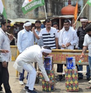 उपमुख्यमंत्री देवड़ा और विजय शाह के पुतले जलाए, दोनों मंत्रियों के इस्तीफे की मांग की 2 0af23f83 386d 4b2f a279 054192a6a31b