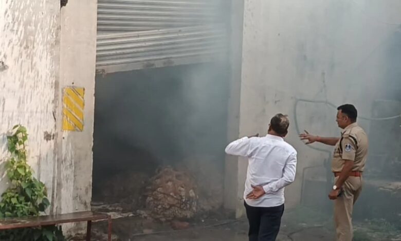बड़वाह। कॉटन फैक्टरी में अज्ञात कारणों से लगी आग...दमकल कर्मियों ने बड़ी मशक्कत के बाद आग पर पाया काबू... 1 IMG 20250504 WA0014