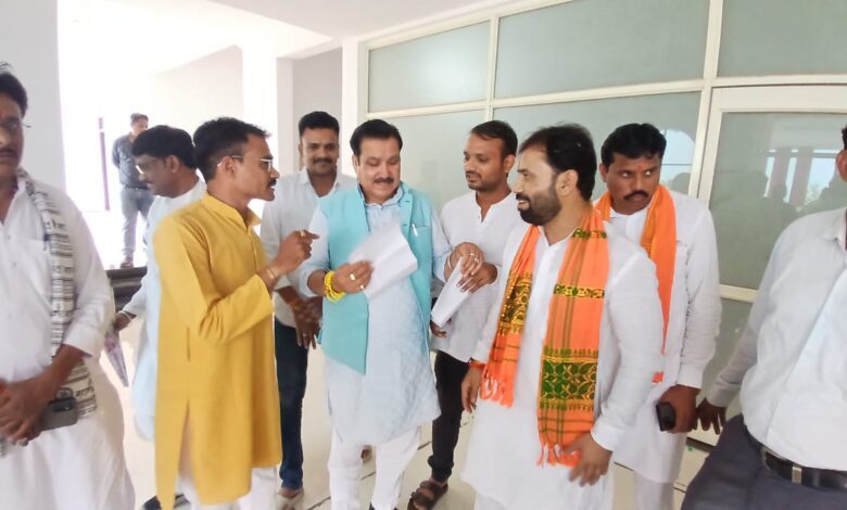सेंधवा। गो वंश तस्करी को रोकने के लिए भाजयुमो नेताओ ने दिया प्रभारी मंत्री को ज्ञापन 1 IMG 20250521 WA0021