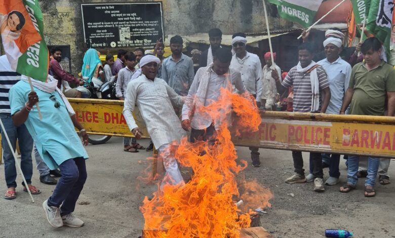 उपमुख्यमंत्री देवड़ा और विजय शाह के पुतले जलाए, दोनों मंत्रियों के इस्तीफे की मांग की 1 beea5643 087b 4caa 9b40 c39e79155600