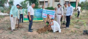 सेंधवा। विश्व पर्यावरण दिवस पर सेंधवा में न्यायिक अधिकारियों और अधिवक्ताओं ने किया फलदार पौधों का रोपण 2 8bcf18c5 f176 4cd4 8b26 2cd6197a49fc