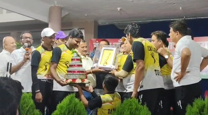 इंदौर चांदी सोना जवाहर व्यापारी एसोसिएशन द्वारा एस पी एल 3 सीरीज क्रिकेट का मैच फाइनल टोपाज इलेवन नेजीता 1 IMG 20250603 061515