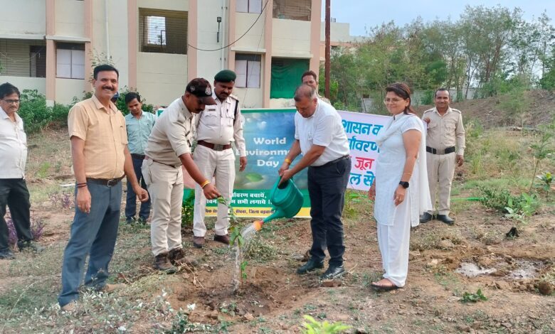 सेंधवा। विश्व पर्यावरण दिवस पर सेंधवा में न्यायिक अधिकारियों और अधिवक्ताओं ने किया फलदार पौधों का रोपण 1 a5754dfb c5e8 4070 91a8 8bc63a3ce980
