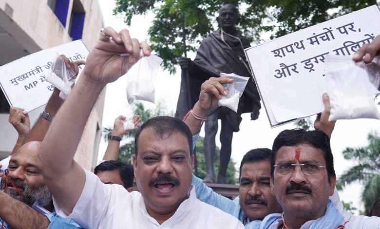 भोपाल; विधानसभा में कांग्रेस का ड्रग्स विरोध प्रदर्शन, इंजेक्शन की माला पहन लगाए नारे 1 GxKk74xa8AE8nyC