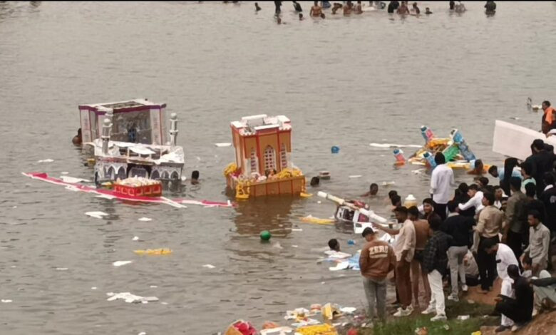 बड़वाह। हजरत इमाम हुसैन की शहादत को किया याद...चोरल नदी कर्बला पर ताजियों का हुआ विसर्जन... 1 IMG 20250707 WA0028