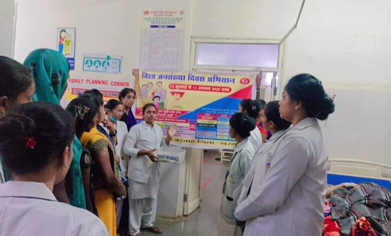 बड़वाह। विश्व जनसंख्या दिवस पर सिविल अस्पताल में बैठक का हुई आयोजित...नर्मदा नर्सिंग कॉलेज के छात्र छात्राओं ने जन संख्या पर अंकुश लगाने के लिए लोगों को किया जागरूक... 1 IMG 20250711 WA0020