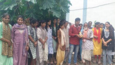 बड़वानी । युवाओं ने पर्यावरण संरक्षण के संदेश के साथ नर्मदा तट की माटी से सिद्ध गणेश बनाकर कुष्ठ बस्ती में किये भेंट 7 06