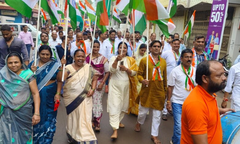 सेंधवा। नगर पालिका परिषद की भव्य तिरंगा यात्रा, राष्ट्रभक्ति से गूंजे मुख्य मार्ग, पुलिस और किराना व्यापारियों ने भी निकाली तिरंगा यात्रा 1 14 tiranga