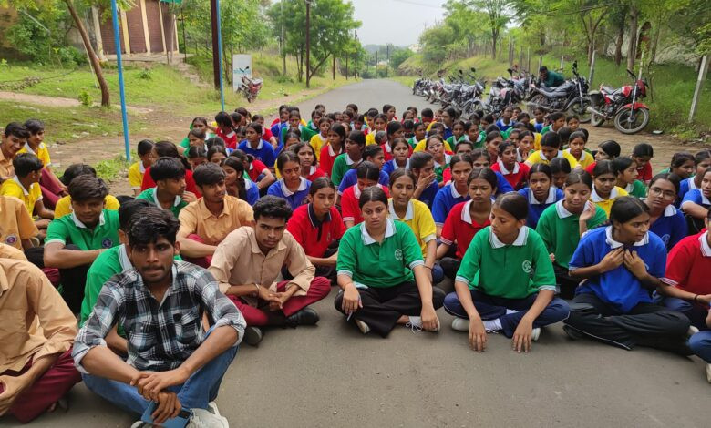 बड़वानी: एकलव्य छात्रावास में अनियमितताओं के आरोप, वार्डन को हटाया गया 1 14051ff1 3b75 47ec 9837 36579822ba4c