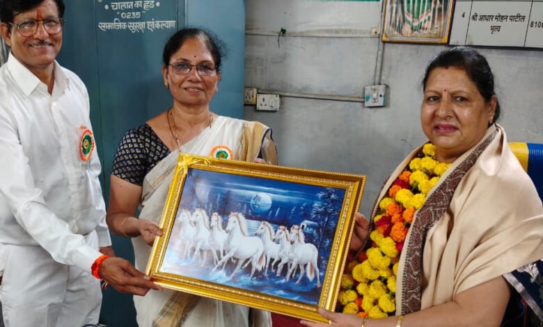 सेंधवा में शिक्षिका शर्मिला वर्मा को भावपूर्ण विदाई 1 15 samman e1755260193649