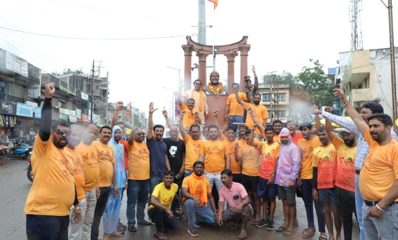 सेंधवा में गरुड़ क्षेप मशाल यात्रा का भव्य स्वागत, शिवाजी महाराज की वीरता का स्मरण 1 23 mashal 3