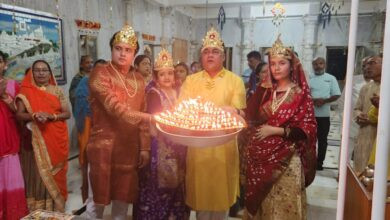 सेंधवा: जैन आराधना भवन में 108 दीपों से आरती और महावीर स्वामी पारने का जागरण 16 29 PRY