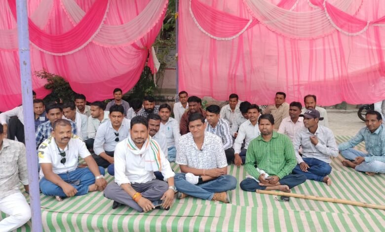 मनरेगा अधिकारी पर कार्रवाई की मांग को लेकर सहायक सचिव संघ बैठा कलमबंद हड़ताल पर 1 6 aug11