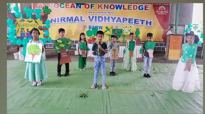 बड़वाह। निर्मल विद्यापीठ स्कूल में एक साथ कई प्रतियोगिता के साथ हुए सांस्कृतिक कार्यक्रम...बच्चों ने बनाई रंग बिरंगी राखियां... 1 IMG 20250808 WA0009
