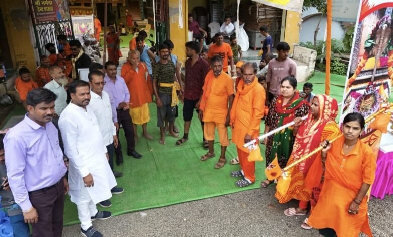 बड़वाह। ओंकारेश्वर ज्योतिर्लिंग से उज्जैन ज्योतिर्लिंग के कावड़िए श्रद्धालुओं की करते हैं सेवा... 1 IMG 20250808 WA0012