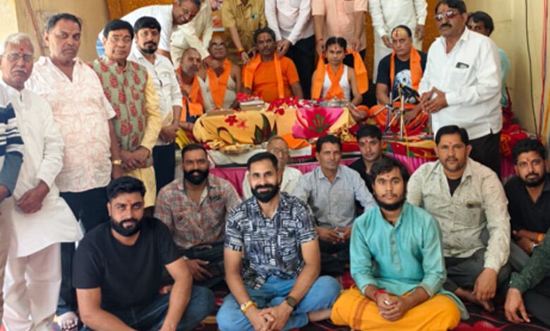 धरावरा धाम चल रहे अखंड रामायण पाठ का समापन-रामायण मंडली का सम्मान 1 IMG 20250811 WA0006