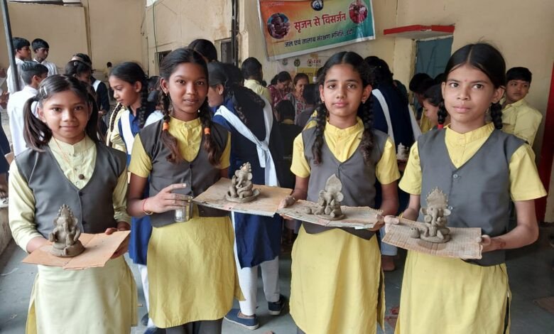 पर्यावरण अनुकूल गणेशोत्सव को बढ़ावा देने हेतु गणेश जी मूर्ति निर्माण कार्यशाला का आयोजन 1 IMG 20250813 WA0051