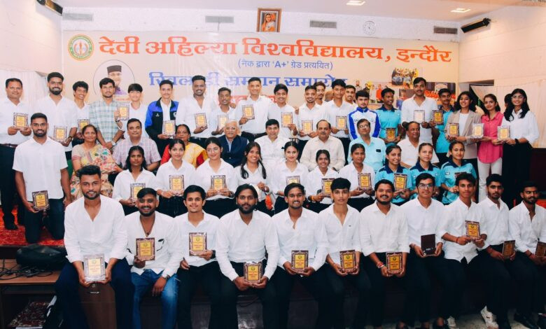 देवी अहिल्या विश्वविद्यालय इंदौर में खिलाड़ियों का सम्मान समारोह आयोजित 1 IMG 20250821 WA0061